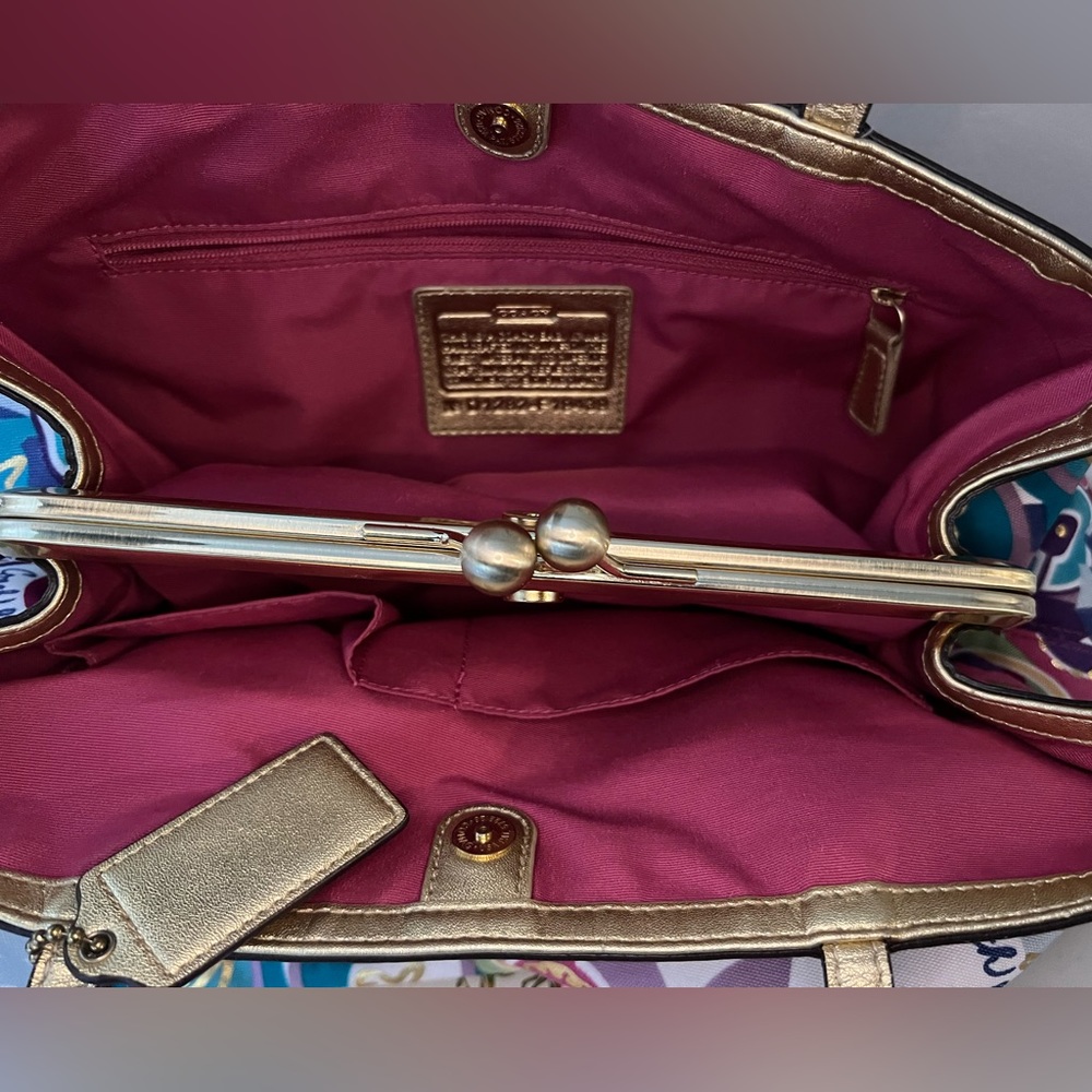 Like NWOT Authentic Coach Multi-Color, 3 large pocket purse! In dustcover! 🛍️🤑 - Picture 10 of 11